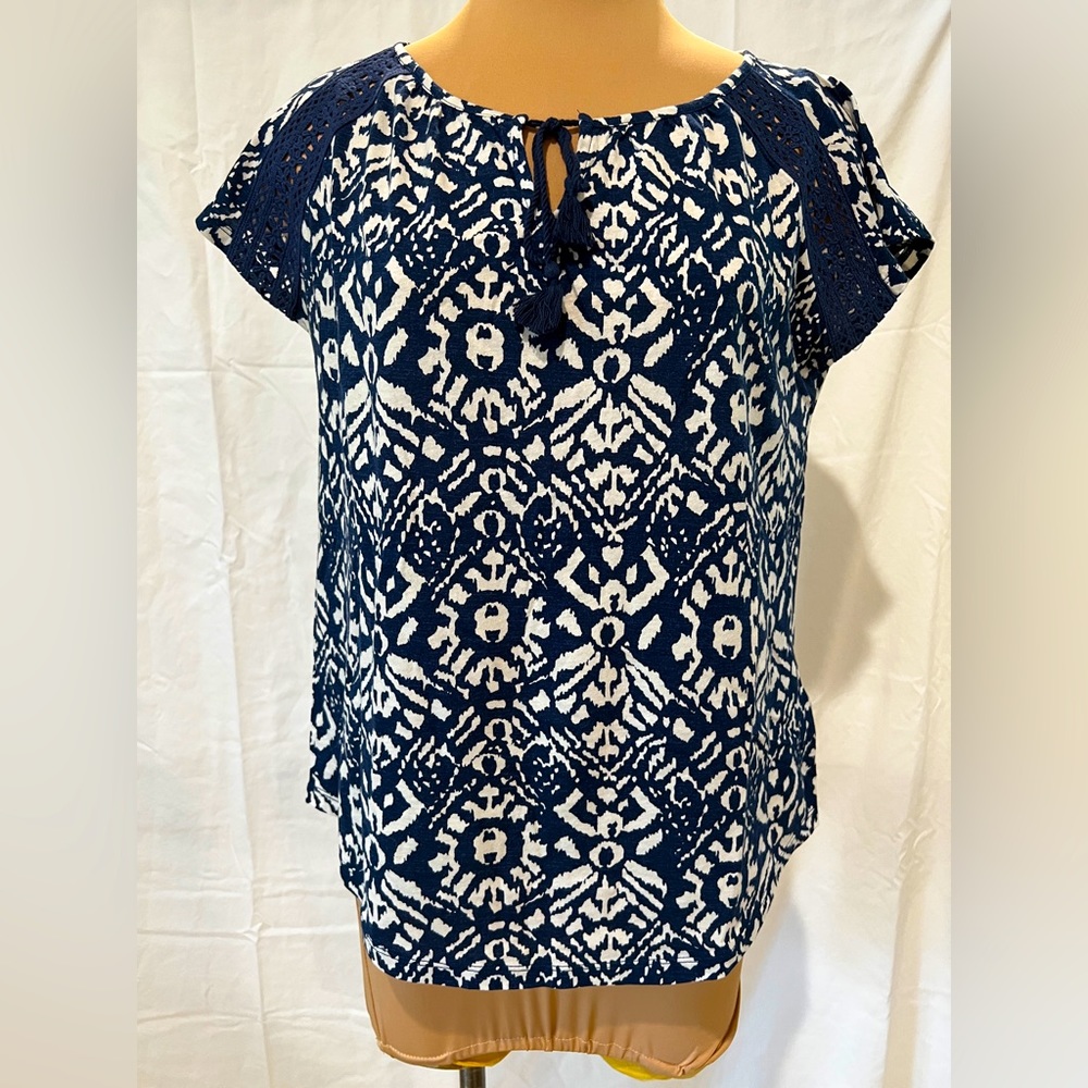 NWOT Lauren Ralph Lauren navy & white patterned Tee, tie front neckline. Size M